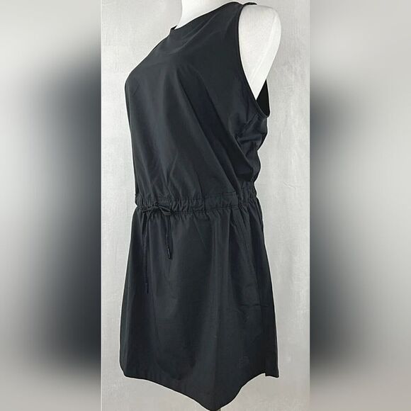 Stay Stylish and Comfortable with The North Face Dress - Picture 2 of 8